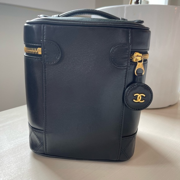 CHANEL Black Lambskin Cosmetic Vanity Case with Gold Hardware - Picture 3 of 16